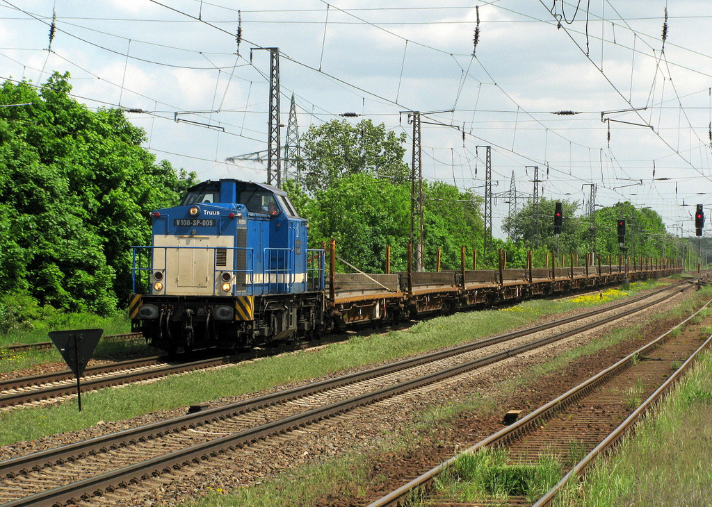 Das erste richtige Sonnenbild aus Saarmund zeigt die V 100 - SP - 005 mit ein paar Flachwagen. Am 25.05.2010 Richtung Golm.