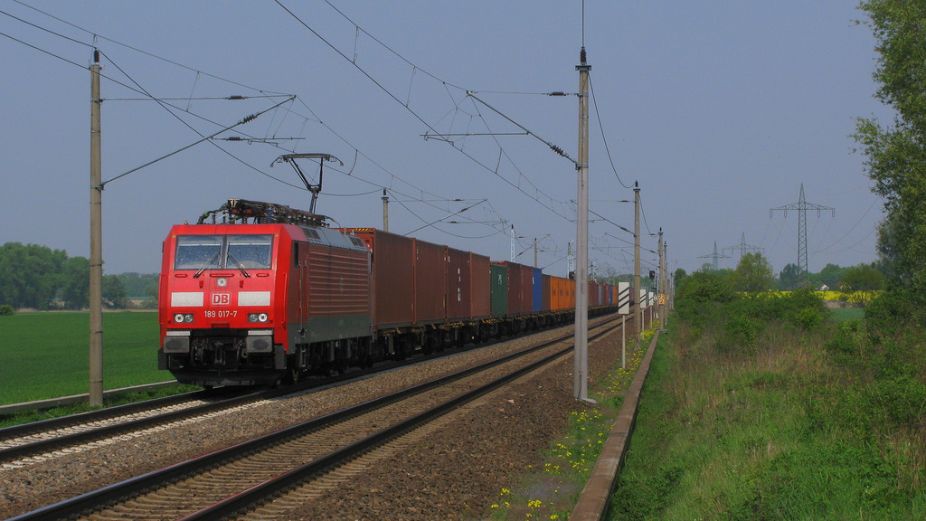 Das letzte Bild entstand, als wir gerade einpackten und schon im Auto sa�en, da schloss die Schranke nochmal und ich sprang nochmal aus dem Auto um dieses Bild von 189 017-7 mit ihrem Containerzug von Hamburg Waltershof nach Prag zu machen. 29.04.2011