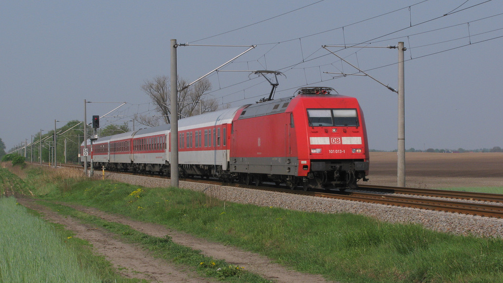 Das letzte Ziel in Jeseritz war der CNL 451 aus Paris mit 101 013-1 dieser kam mit 55 Minuten Versp�tung durch, wegen versp�teten anderen Zugteil. 29.04.2011