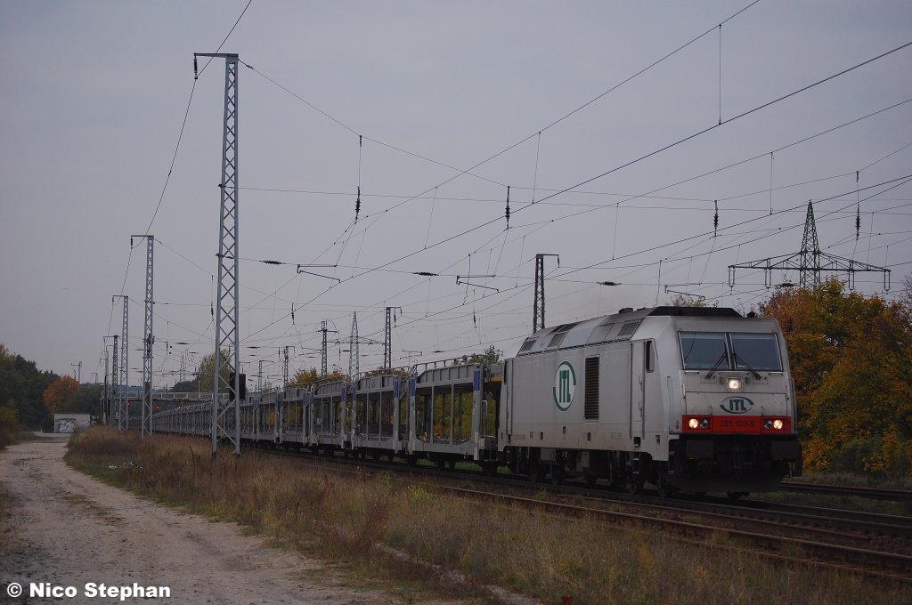 Das Licht wird immer dunkler und 285 103-8 der ITL f�hrt mit einem leeren Autozug aus brandneuen Wagen durch Saarmund (20.10.09)