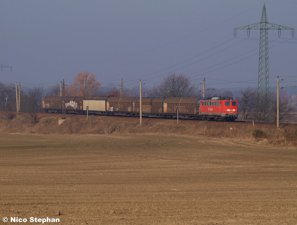Das Urgestein 140 036-5 mit ihren alten Lampen,brachte einen kurzen Gro�raumwagenzug gen Osten,Nudow (03.03.11)