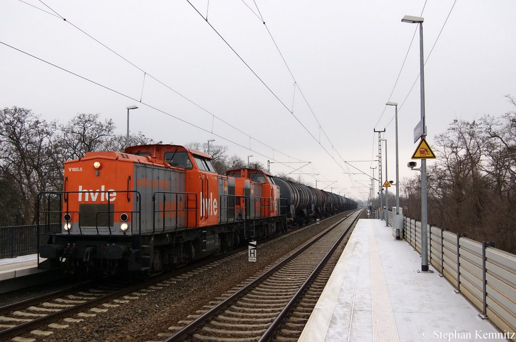 Das V100-Ost hvle-Doppel V160.5 (203 143-3) & V160.2 (203 014-6) mit einem Kesselzug der mit Ethanol oder Ethanol-L�sung bef�llt ist bei Durchfahrt in Falkenberg(Elster). 19.02.2011