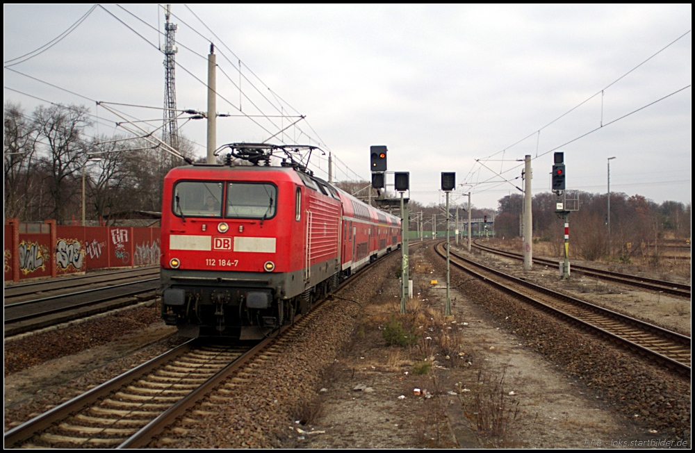 DB 112 184-7 kommt zum Kopfmachen in den Bahnhof Rathenow eingefahren (gesehen 19.02.2011)