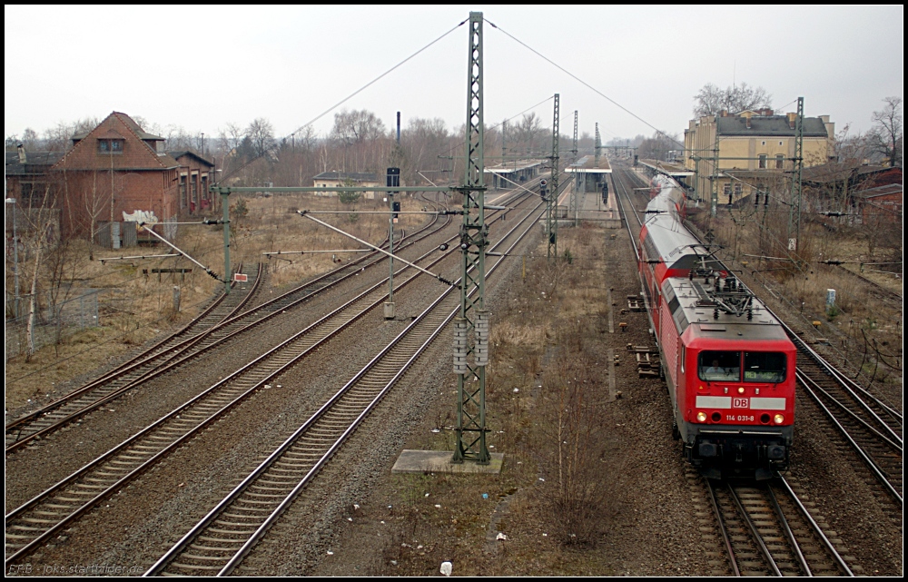 DB 114 031-8 verl�sst mit dem RE1 nach Frankfurt (Oder) den eher beschaulichen Bahnhof Brandenburg Hbf (gesehen 19.02.2011)