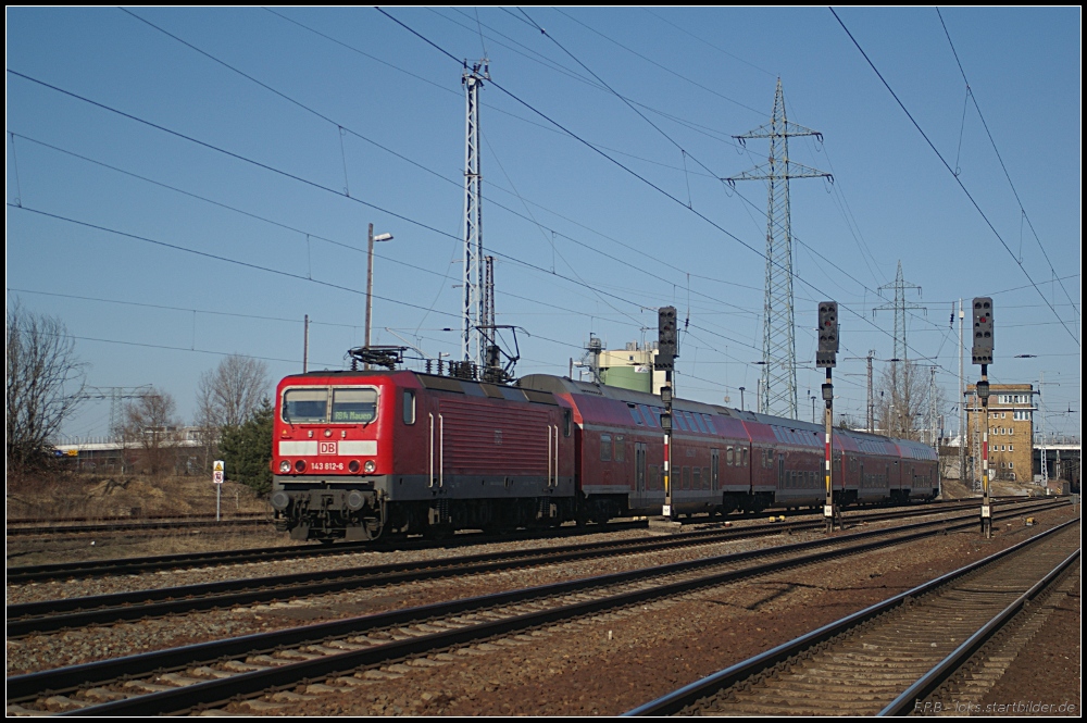 DB Regio 143 812-6 kommt mit der RB14 in den Endhalt eingefahren. Im Display ist schon das Ziel der R�cktour zu lesen (gesehen Berlin Sch�nefeld Flughafen 19.03.2011)
