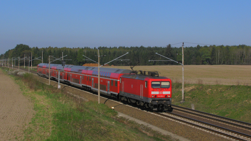 Der 189er folgte entspannt die 114 015-1 mit ihrem RE 1 nach Eisenh�ttenstadt. N�chster Halt in K�rze ist Rosengarten. 20.04.2011