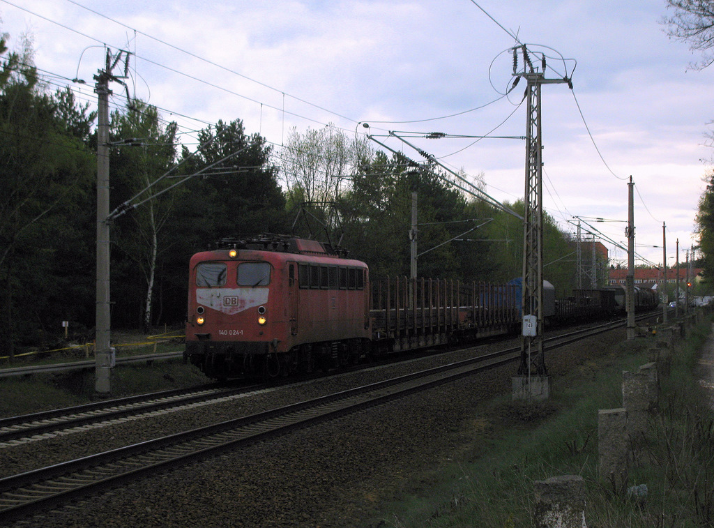 Der 27.04.2010 war ein Tag der Highlights, denn die Bahn schickte alles, was sie so hat, was nicht normal aussah. Die erste Maschine war eine der beiden besonderen DB 140er (140 024-1). 