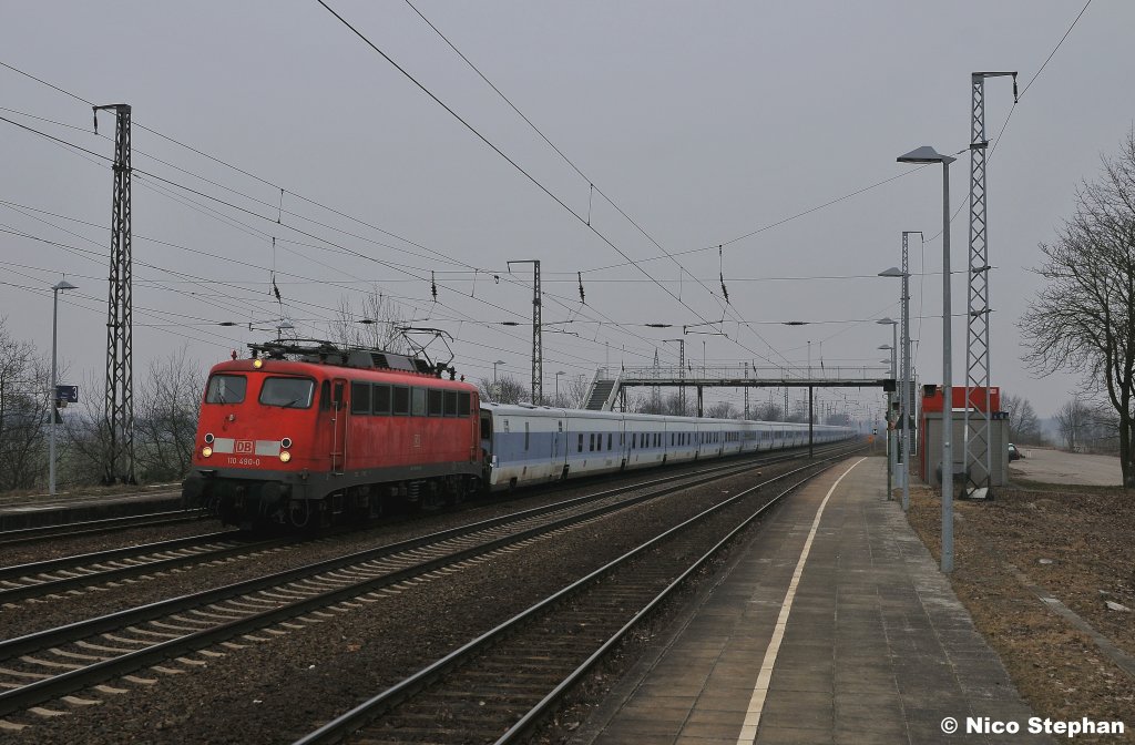 Der absolute Kracher des Tages war 110 490-0 mit einer 49-teiligen Talgo-Garnitur nach Hamm,hier rollt die Fuhre durch Saarmund (15.03.11)