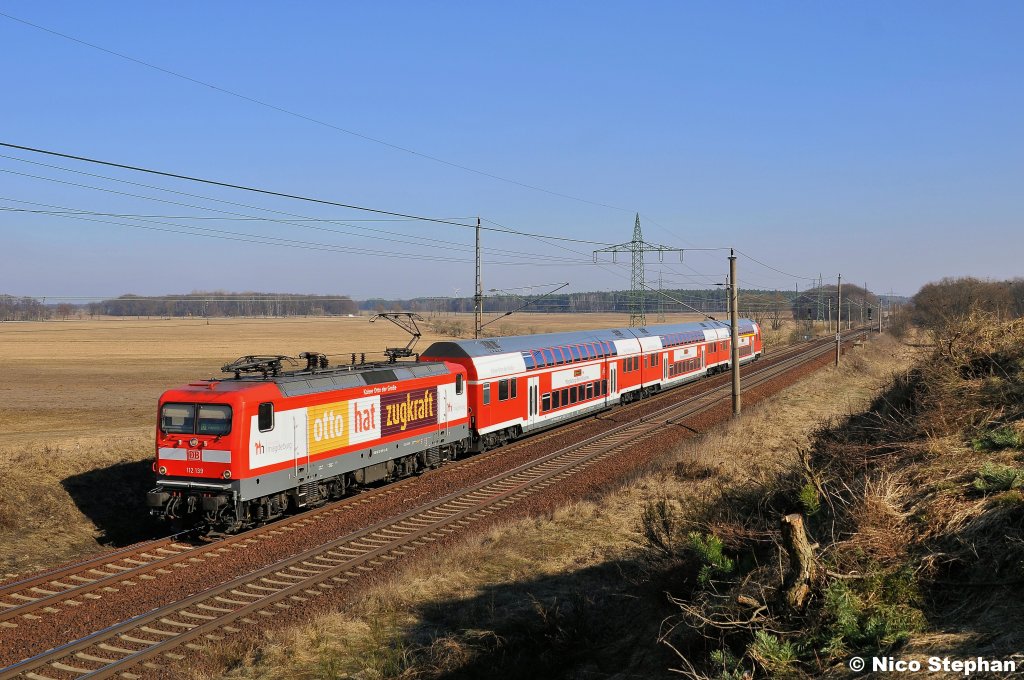 Der bekannte  Otto  alias 112 139-1 mit dem Berlin-Magdeburg-Express durcheilt die Fotoh�gel von Nudow (03.03.11)