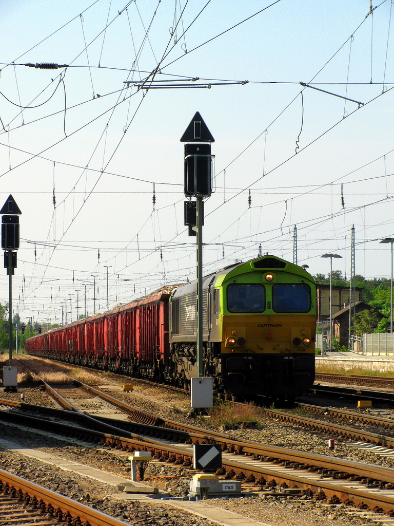 Der DGS 91828 steht am 29.05.2010 abfahrbeireit mit seiner gesamten L�nge in K�nigs Wusterhausen. Er kam aus Rosendaal in den Niederlanden und hat nur noch einen kleinen Weg nach Beeskow vor sich. Wagenzuglast:1800 t (Holzhackschnitzel f�r ein Spannplattenwerk in Beeskow) Wagenzugl�nge:520 m Gesamtzugl�nge:544 m.