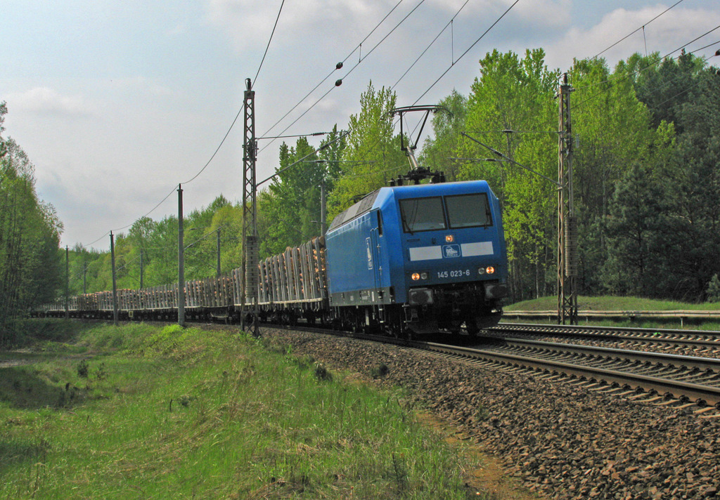 Der erste G�terzug am 2.Mai 2010 kam mit 145 023-6 der Press und ihrem leeren Holzzug daher.