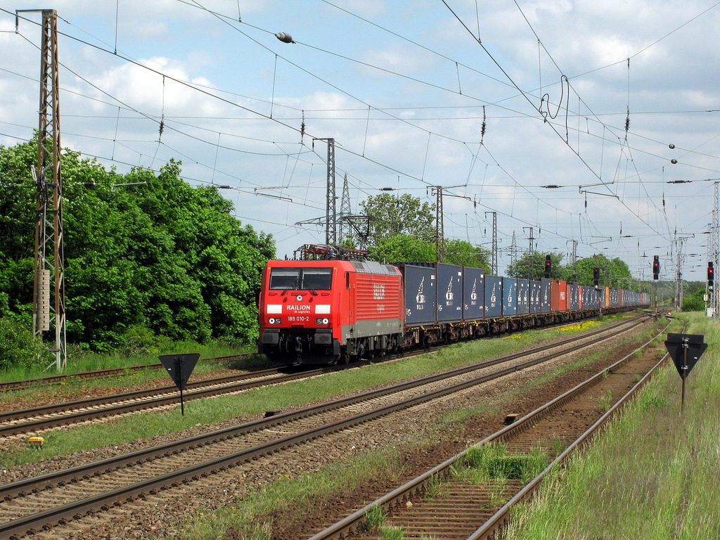 Der erste Stromer im Licht war dann die 189 010-2 mit einem TEC von Prag nach Hamburg Waltershof Alte S�derelbe am 25.05.2010 durch Saarmund.