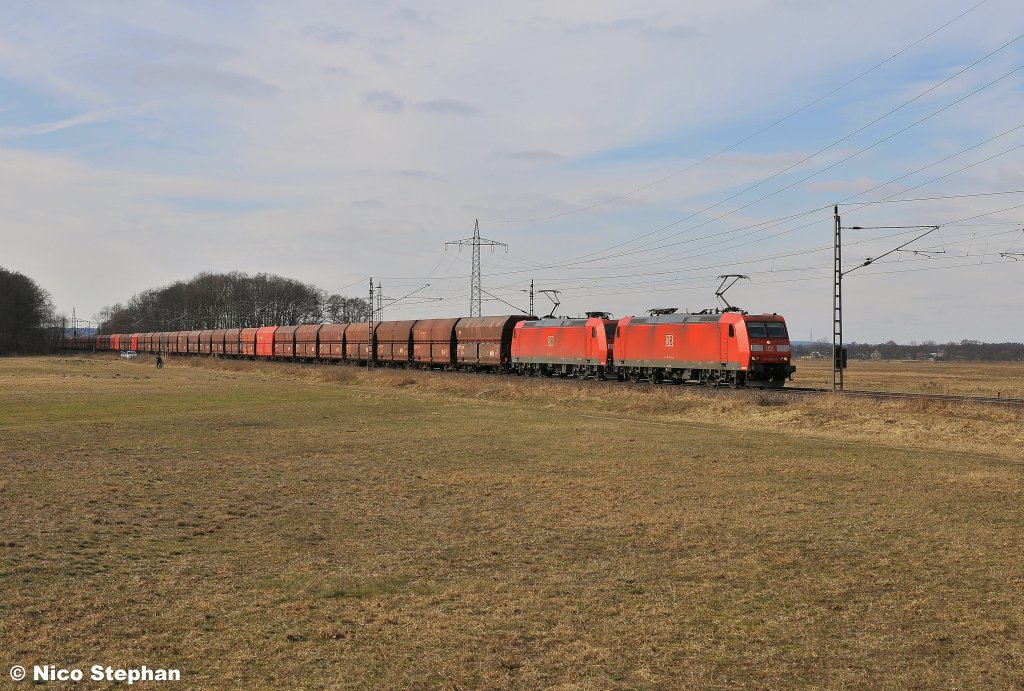 Der Erzbomber f�r Ziltendorf bespannt war er mit 185 065-0 + 185 041-1,hier in den Wiesen und Feldern von Ahrensdorf (20.02.11)