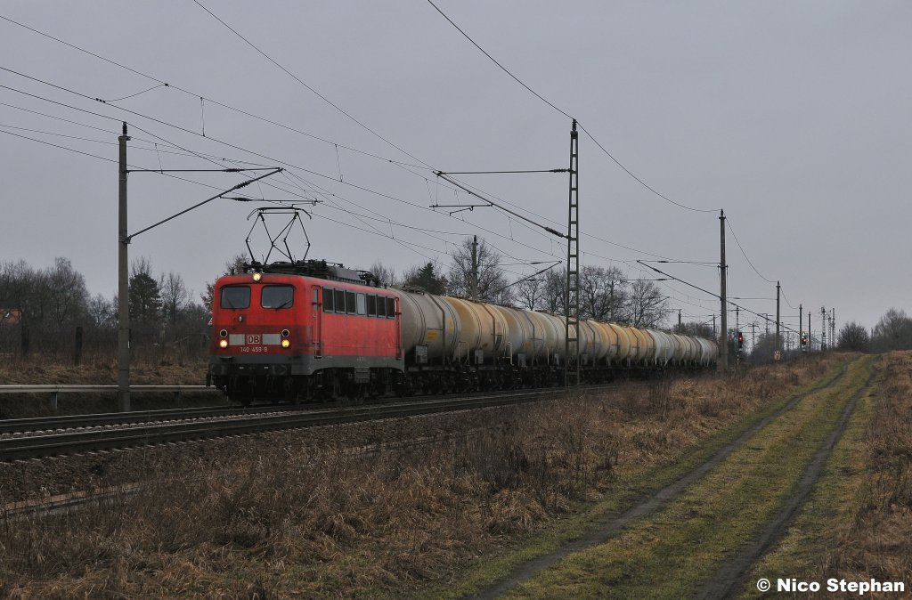 Der  Flickenteppich  140 459-9 hatte einen Ganzzg aus polnischen Kesselwagen durch's tr�be Wetter zu ziehen,B� 72 bei Priort (18.03.11)
