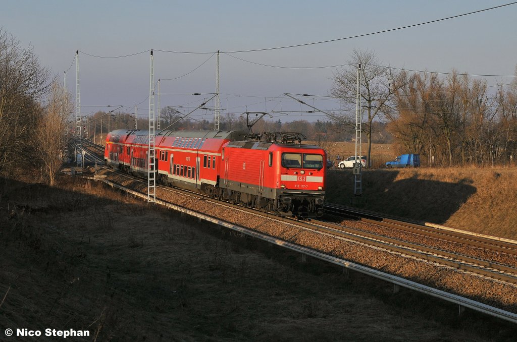 Der  Heuler  von Hennigsdorf nach Potsdam,war an diesem Tag mit 112 117-7  on Tour ,hier brettert sie �ber den B� 72 bei Priort (02.03.11)