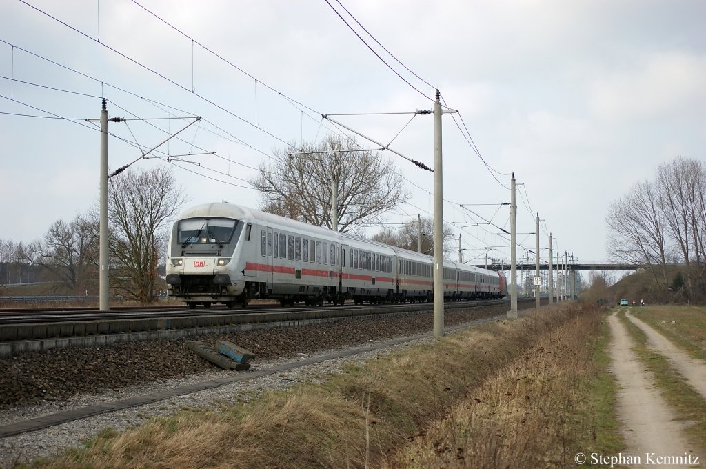 Der IC 2388 von Frankfurt am Main nach Berlin S�dkreuz mit einem Bpmbdzf 297.1 Steuerwagen voraus zwischen Gro�wudicke und Rathenow. Geschoben von der 101 088-3. 02.04.2011