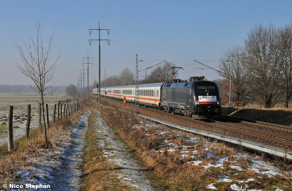 Der Lohn des fr�hen Aufstehens: ES 64 U2-061 mit EC 175 (Hamburg - Budapest Keleti pu) durcheilt im sch�nsten Sonnenlicht den kleinen Ort Diedersdorf (29.01.11)