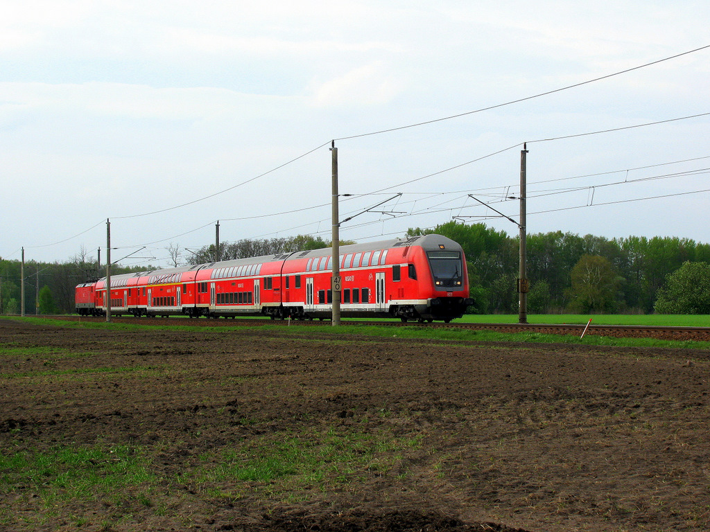 Der n�chste RE 2 nach Cottbus mit Sonne am 1.Mai 2010.