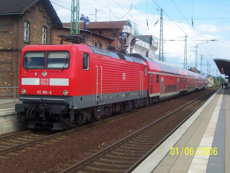 Der RE2 mit 112 189-6 von Cottbus nach Rathenow steht am 01.06.2006 in L�bbenau/Spreewald bereit. N�chter Halt ist L�bben/Spreewald.