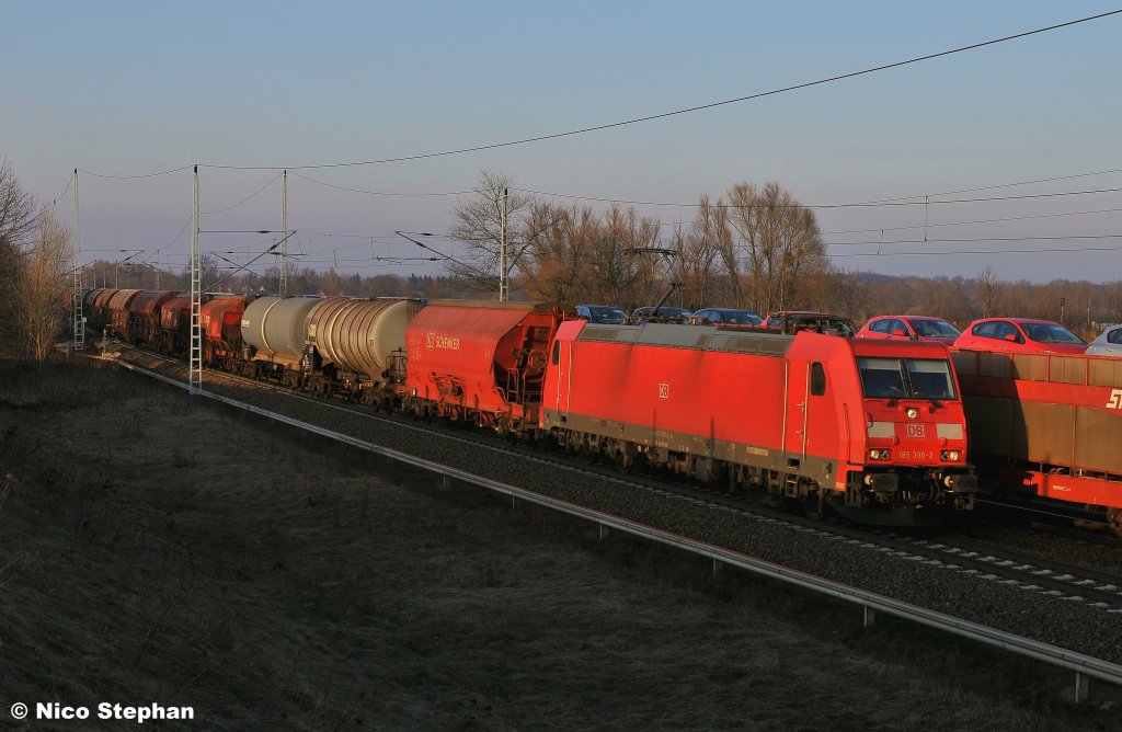 Der Schatten wird l�nger als 185 390-2 mit ihrem Mischer den B� 72 unweit von Priort passiert (02.03.11)