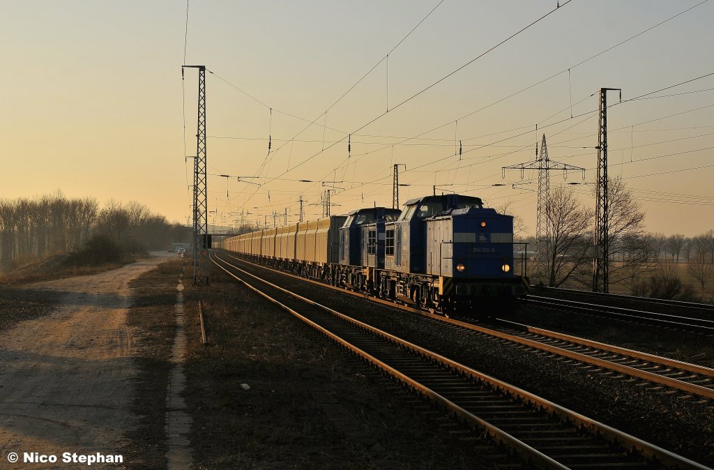 Der vorgemeldete „Woodtainerzug“,bespannt mit den beiden Press-Loks 204 010-6 & 204 033-9 auf der Fahrt nach Nudow,bei der Durchfahrt von Saarmund (26.02.11)