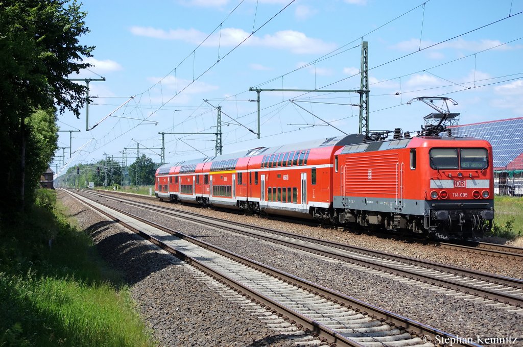 Die 114 005 verl�sst gerade mit ihrem RE4 (RE 37312) nach Wismar den Bahnhof Friesack(Mark). 03.06.2011