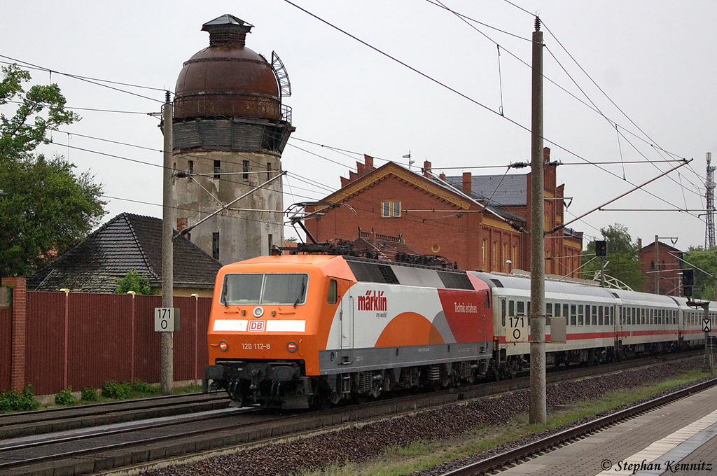 Die 120 112-8  M�rklin my world  hing am Zugende des IC 2806 f�r IC 1922 von Dortmund Hbf nach Berlin S�dkreuz und durch f�hrt hier Rathenow. 11.05.2012