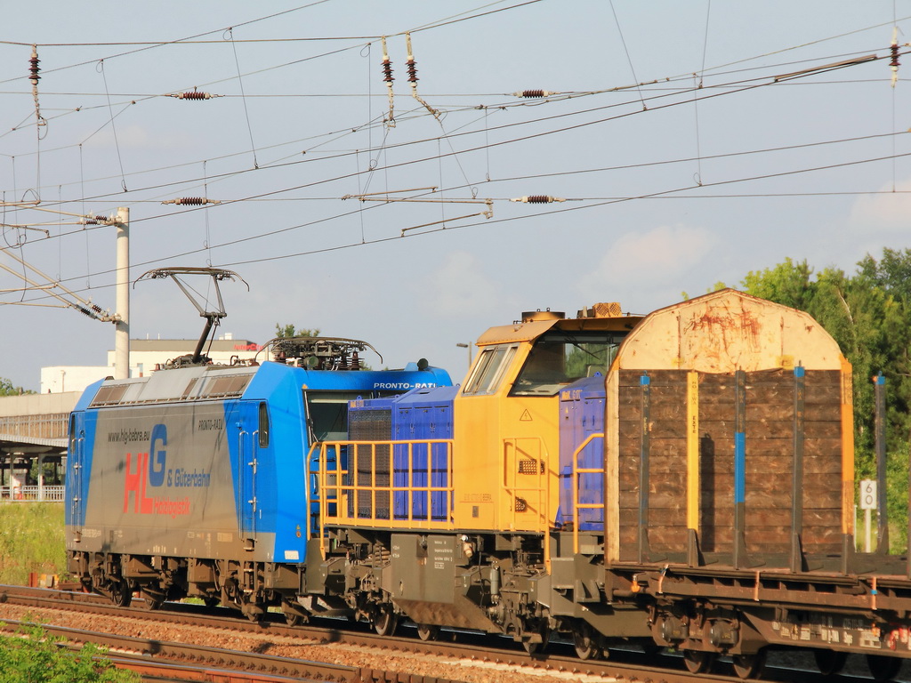Die 277 003-0 – eine MaK G1700 am Haken der 185 510-5 am 04. Juli 2012 kurz vor dem Bahnhof Berlin Sch�nefeld. 