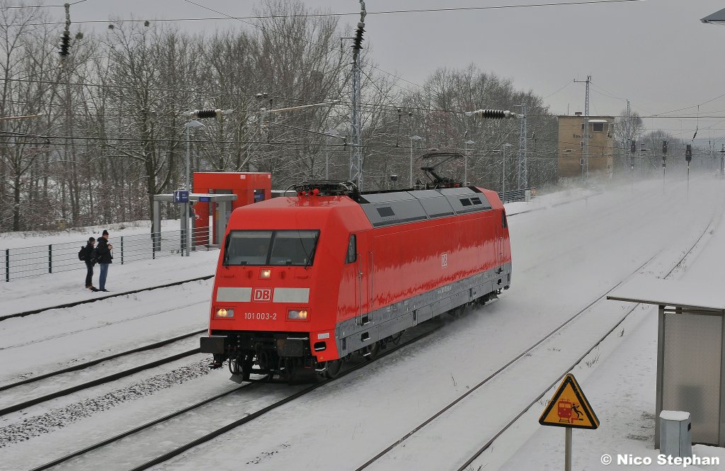 Die �u�erst frisch lackierte 101 003-2 rollte auf Solotour durch Saarmund (04.01.11)