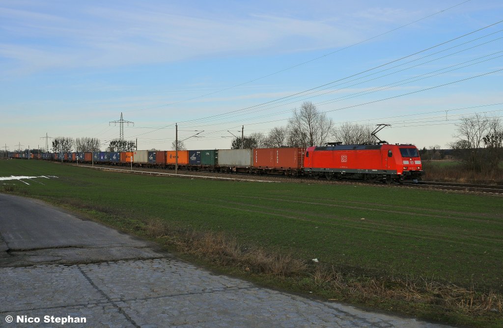 Die �u�erst saubere 185 083-3 war mit einem Containerzug nach Dresden unterwegs und passiert die Felder am B� bei Satzkorn (12.02.11)