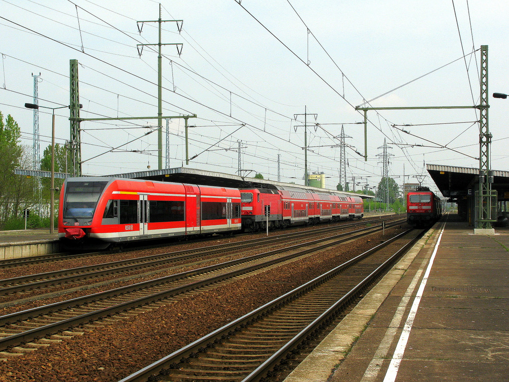 Die aktuelle Betriebssituation (w�hrend der Bauarbeiten an der Strecke K�nigs Wusterhausen - L�bbenau) in Berlin Sch�nefeld Flughafen. Links steht ein 646er als RB 22 nach Potsdam bereit. Direkt dahinter die RB 14 nach Nauen (da diese eine Stunde hier steht muss die RB 22 sich dahinter quetschen) und rechts noch ein RE 7 nach Rosslau.