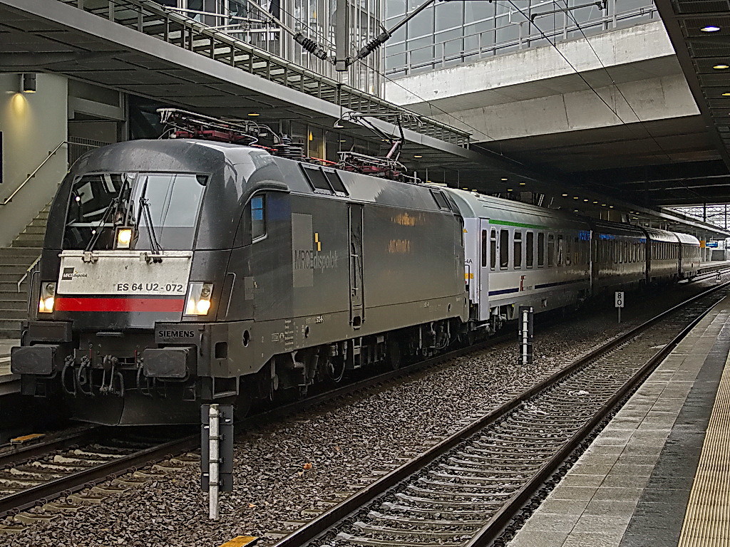 Die an die DB Fernverkehr vermietete MRCE Dispolok ES 64 U2 - 072 (182 572-8) am 16. Januar 2012 vor dem EC 249 nach Krakow Glowny auf Gleis 4 im Bahnhof Berlin S�dkreuz. 