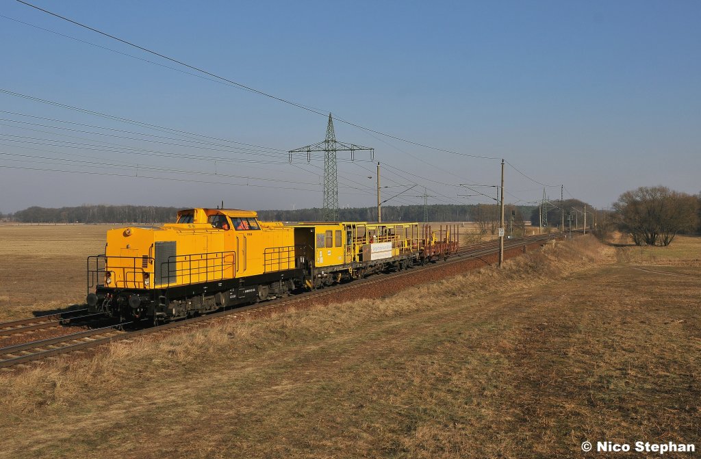 Die Babelsbergerinnen werden auch immer kleiner,V180.05 alias 203 161-5 von SGL war mit einem kurzen Bauzug auf Falschfahrt unterwegs,hier bei Nudow (26.02.11)