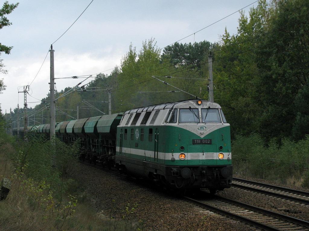 Die Baustellenversorgung f�r Berlin Sch�neweides S-Bahn kommt in Form von 118 002 der ITL mit ITL-Waggons aus der Slovakai am 21.10.2009 durch Bestensee.