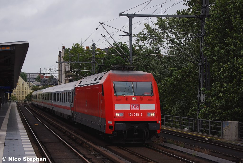 Die bestens gepflegte 101 068-5 war mit einem IC nach Holland unterwegs,S-Bhf Tiergarten (05.09.09)