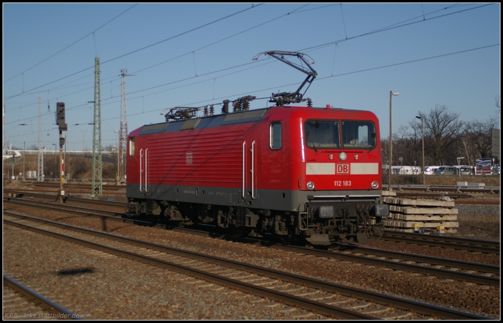 Die Cottbusser 112 183 kommt solo durch Sch�nefeld gefahren. Die Lok hat nur auf einem F�hrerstand eine Anzeige f�r Regionalfahrten (gesehen Berlin Sch�nefeld Flughafen 19.03.2011)