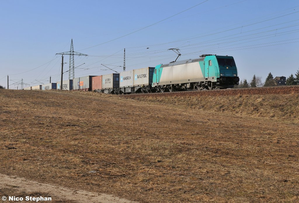Die DB-Mietlok 185 611-1 kam mit einem Containerzug von Saarmund her angerollt,bei Nudow (03.03.11)
