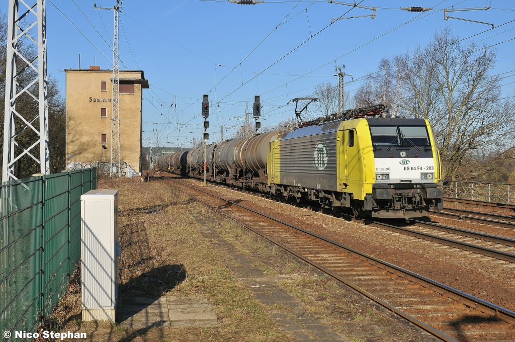 Die ES 64 F4-203 der ITL passiert mit einem Kesselzug das stillgelegte Stellwerk von Saarmund (29.03.11)