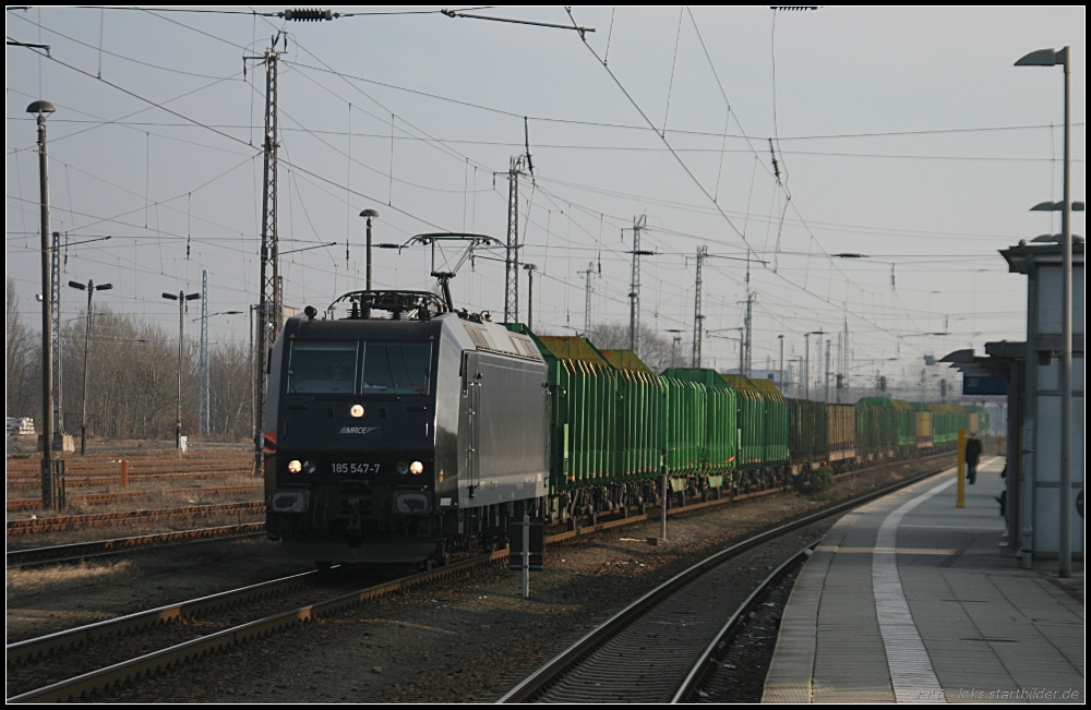 Die f�r PRESS fahrende 185 547-7 ist mit einem leerem Holztransporter unterwegs (gesehen Oranienburg 25.02.2011)