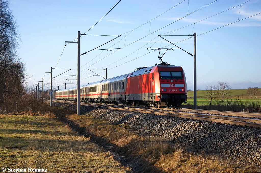 Die LED 101 047-9 mit dem IC 2385 von Berlin S�dkreuz nach Frankfurt(Main)Hbf bei Nennhausen. 30.12.2012