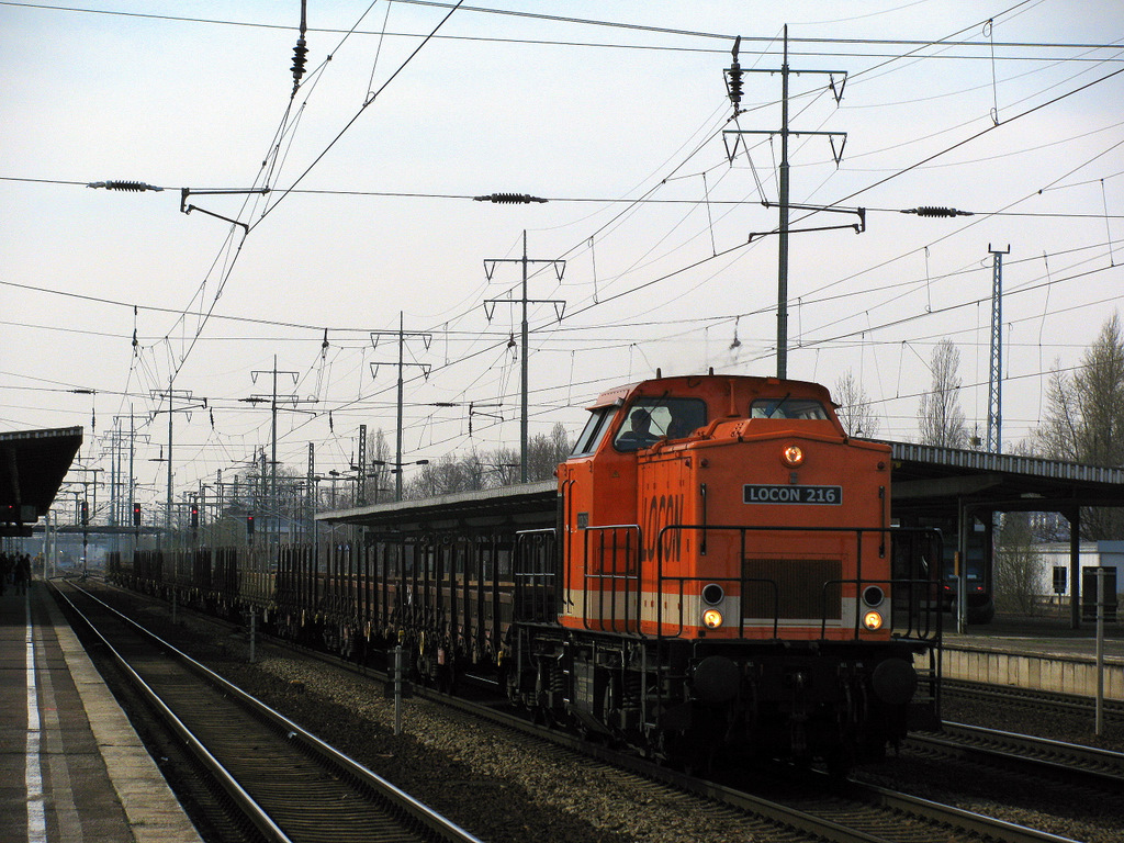 Die n�chste Ex-DR 110er kam in Form von Locon 216 (92 80 1203 142-5 D-LOCON) mit einem Flachwagenzug am 08.04.2010 Richtung Gr�nauer Kreuz.