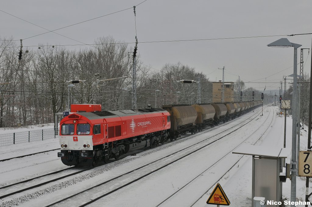 Die neu lackierte PB 13 der Crossrail-Schweiz dr�hnte mit ihrem Silozug durch den winterlichen Bahnhof Saarmund (04.01.11)
