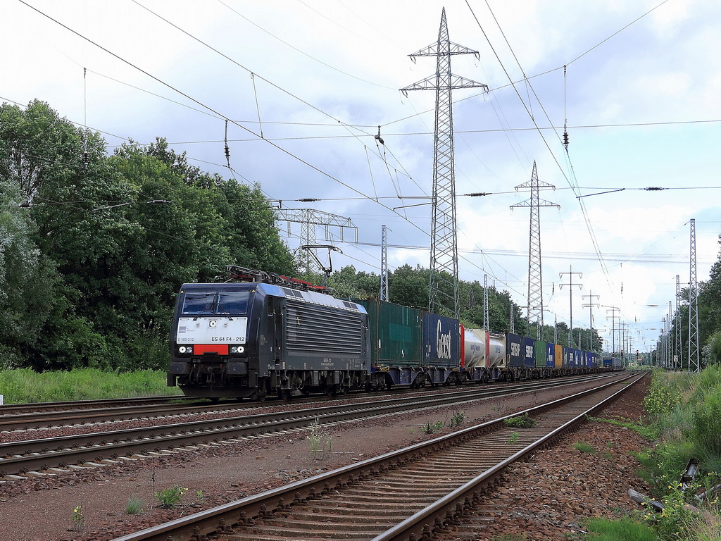 Die nicht verliehene ES 64 F4-212 (189 212) der MRCE Dispolok passierte mit einem gemischten G�terzug am 14. Juli 2012 auf dem s�dlichen Berliner Au�enring bei Diedersdorf. 