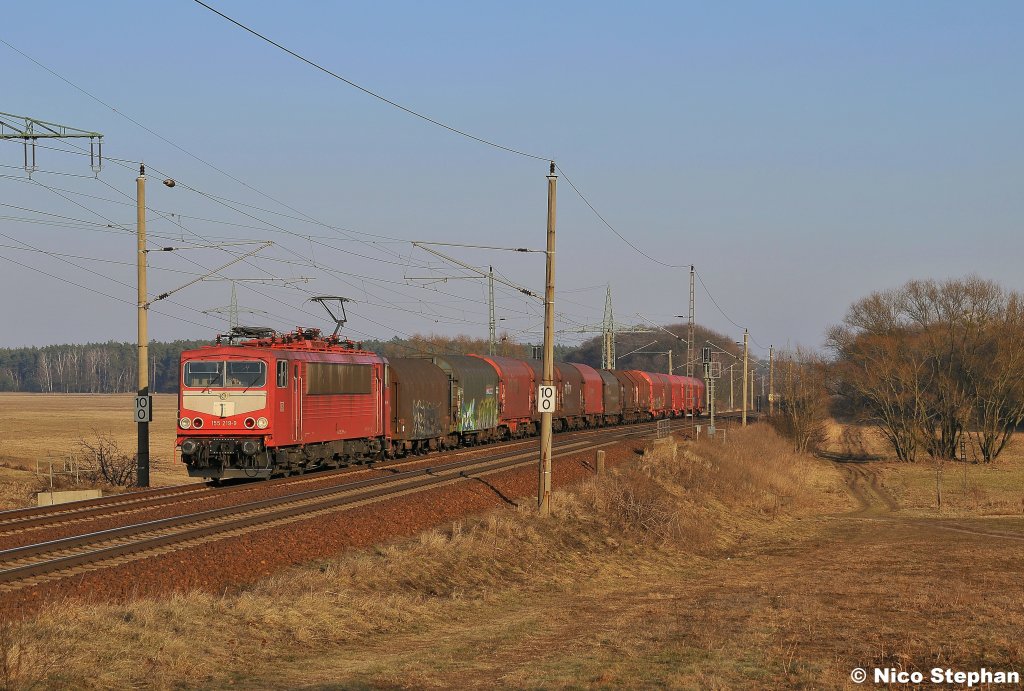 Die orientrote 155 219-9 brachte einen Blechrollenzug von Ziltendorf nach Seddin und passiert gerade Nudow (03.03.11)