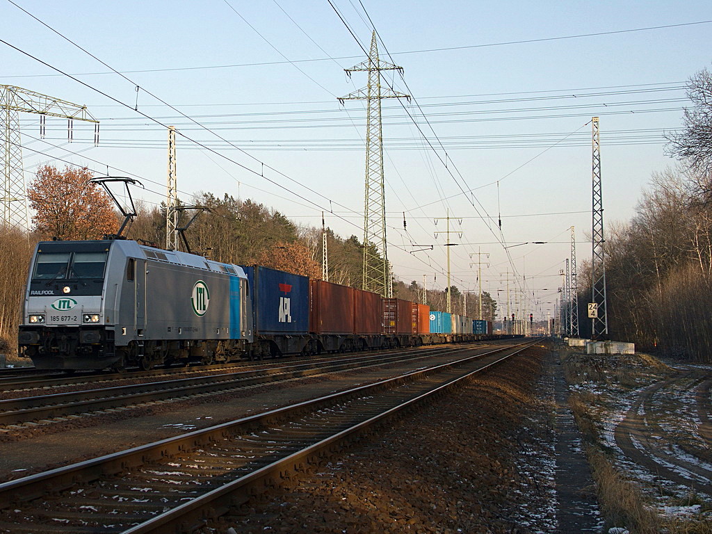 Die von RAILPOOL angemietete ITL Lok 185 677-2 (91 80 6185 677-2 D-Rpool)  auf dem Berliner Au�enring  bei  Diedersdorf am 02. Februar 2012 mit einem Containerzug.