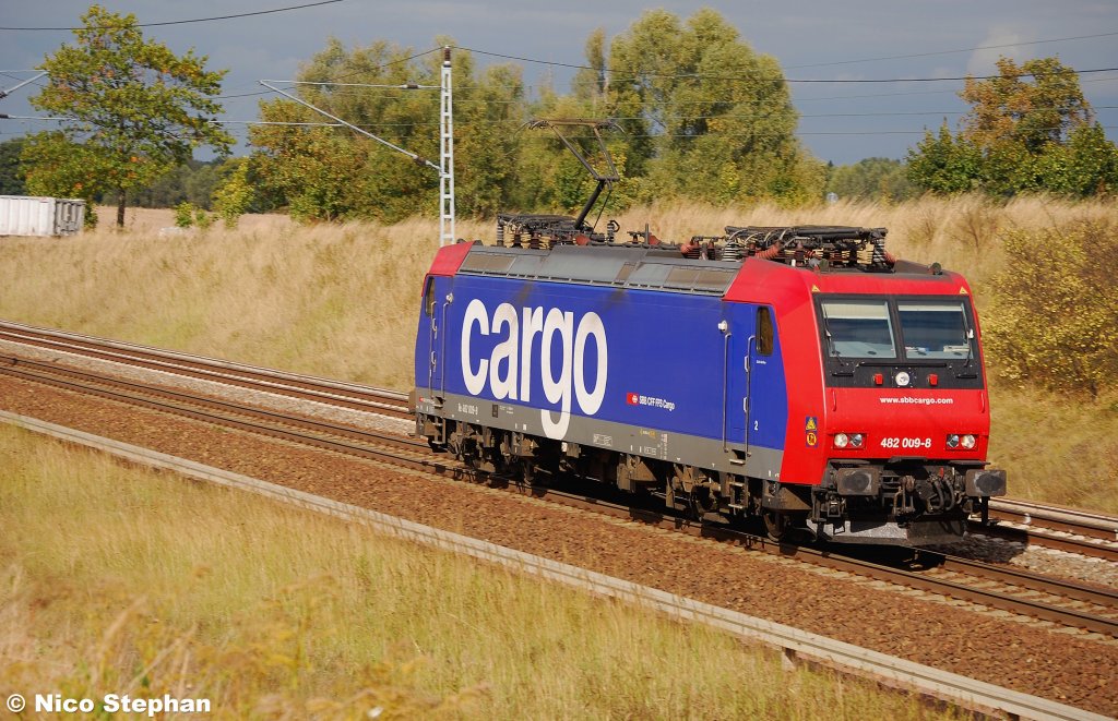 Die Re482 009-8 von SBB-Cargo war als einzelnes Triebfahrzeug �ber den BAR unterwegs,B� 72 bei Priort (25.09.09)