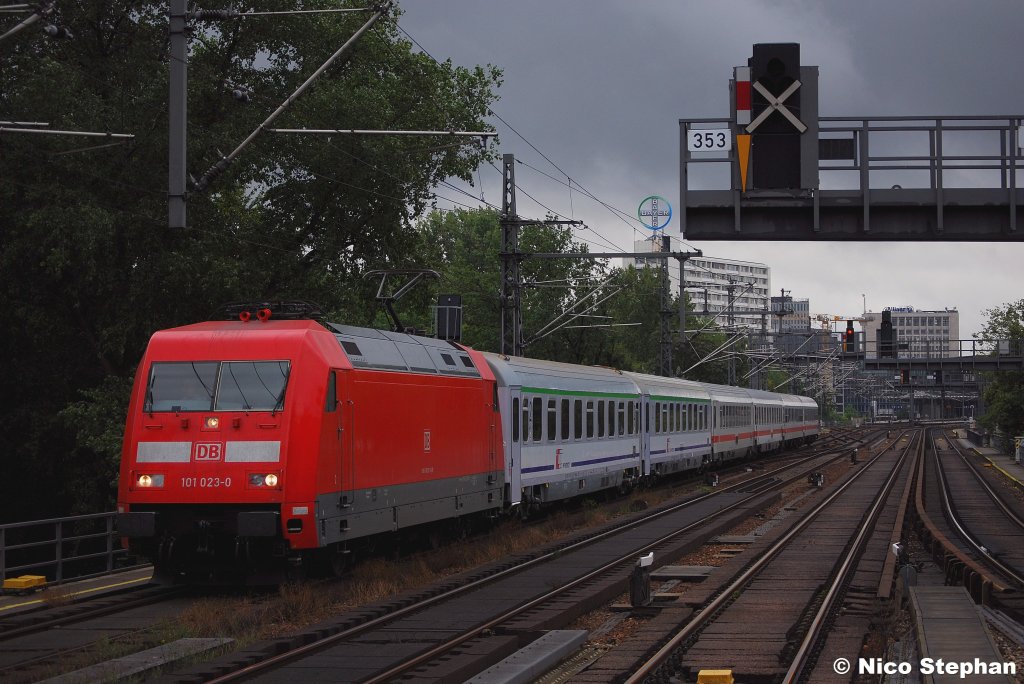 Die saubere 101 023-0 zog EC 341  Wawel  (Hamburg-Altona - Krakow-Glowny) am S-Bhf Tiergarten vorbei (05.09.09)