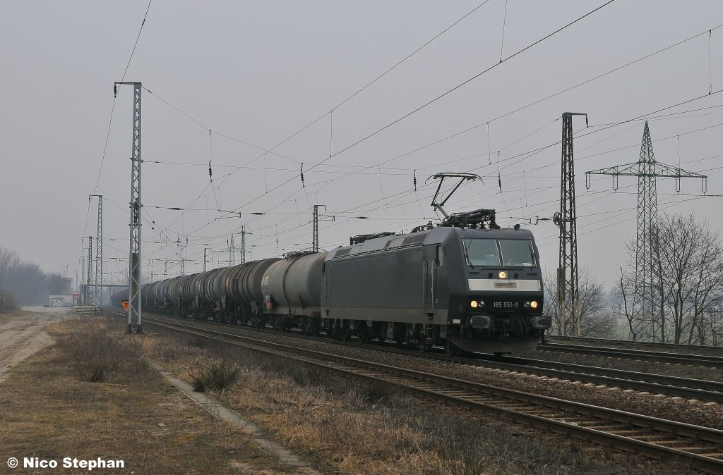 Die schwarze 185 551-9 war mit einem Kesselzug besch�ftigt,als sie langsam durch Saarmund fuhr (15.03.11)