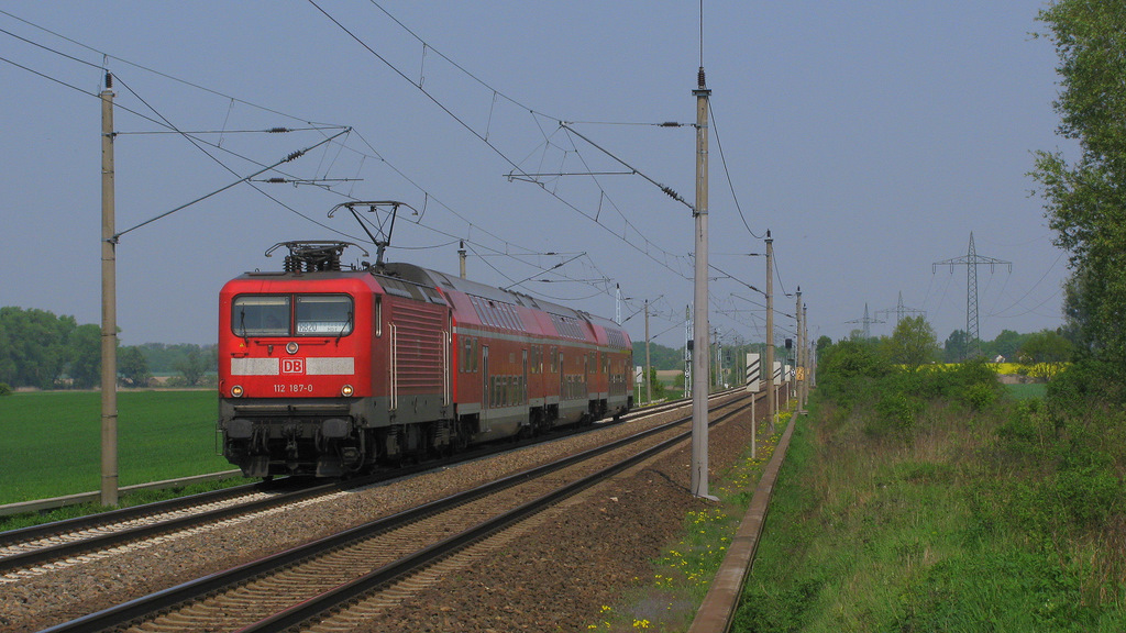 Die wollte Hannes unbedingt noch abwarten: 112 187-0 mit dem RB 20 Umlauf nach Potsdam Hbf von Hennigsdorf. 29.04.2011