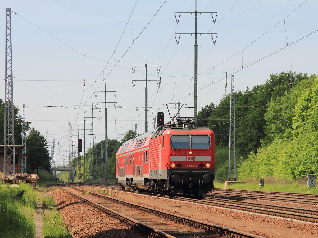 Diedersdorf am 14. Mai 2012, auf diesem Bild hat 143 567-6 mit dem RB 22 nach Berlin Flughafen Sch�nefeld noch Fahrlicht an. 